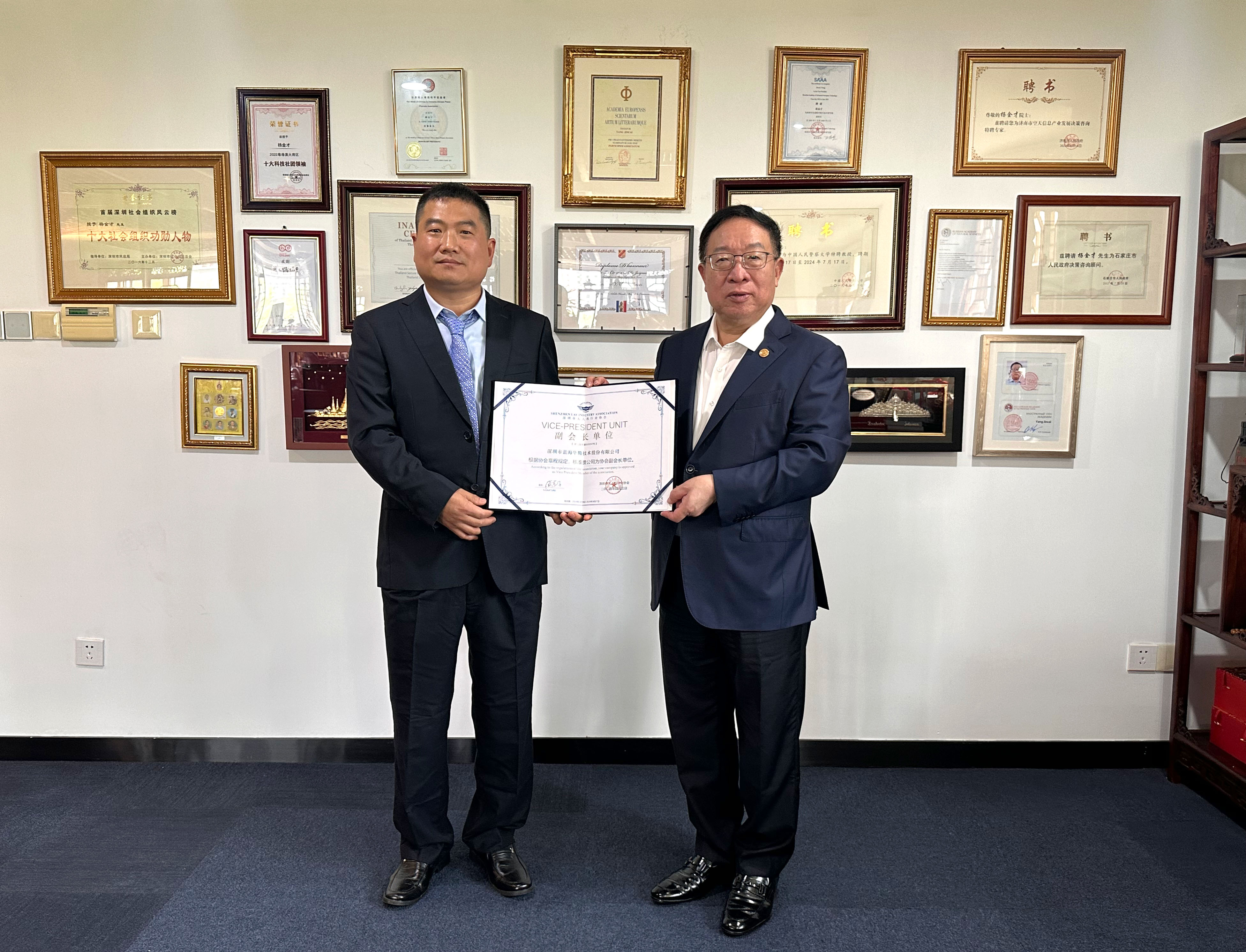 【喜报】333体育荣任深圳市无人机行业协会副会长单位! 【喜报】333体育荣任深圳市无人机行业协会副会长单位!